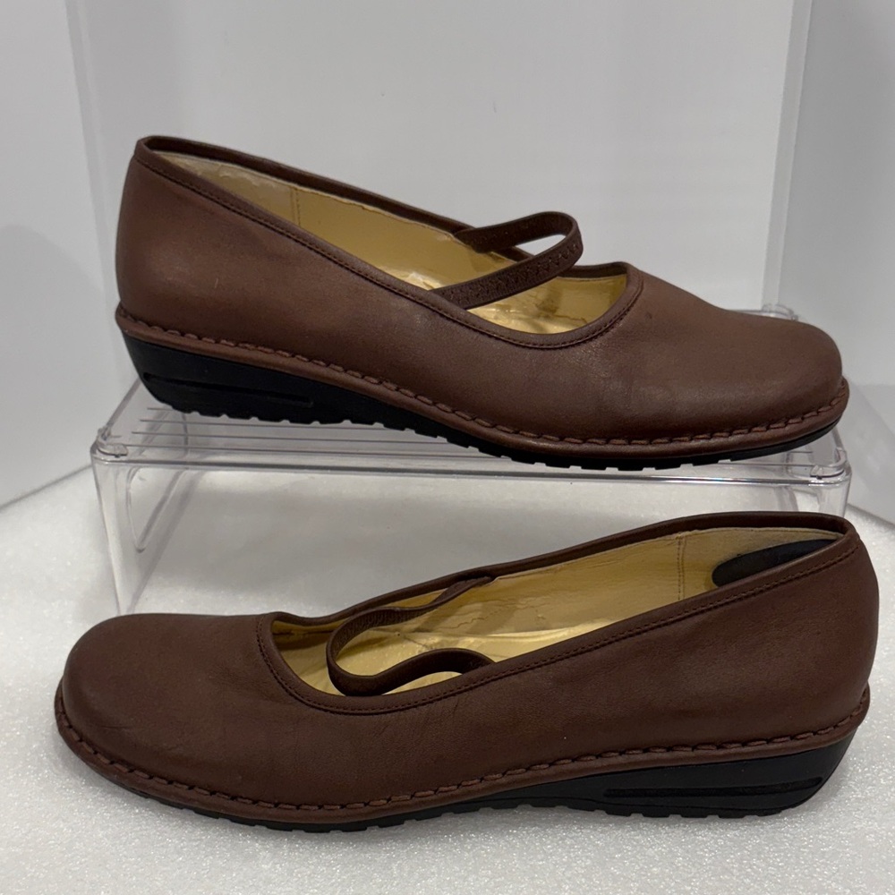 Bandolino‎ Brown Women's Flats Maryjane’s leather. Some inside damage b21